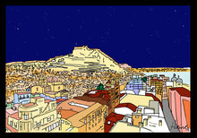 Load image into Gallery viewer, Ilustración del Castillo de Alicante y su ciudad, nocturno. DIVERTIDA Y ALEGRE ILUSTRACION A TODO COLOR Y DETALLE, IMPRESA SOBRE LIENZO CANVAS, POSIBILIDAD DE DIFERENTES TAMAÑOS Y ACABADOS SOBRE TABLERO DM O BASTIDOR DE MADERA.                               ELIGE TU COMBINACIÓN PREFERIDA           
