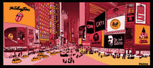 Load image into Gallery viewer, TIME SQUARE. DIVERTIDA Y ALEGRE ILUSTRACIÓN A TODO COLOR Y DETALLE, IMPRESA SOBRE LIENZO CANVAS, OPCIÓN DE DIFERENTES TAMAÑOS Y ACABADOS, SOBRE TABLERO DM O BASTIDOR DE MADERA.           COMBÍNALAS COMO DESEES
